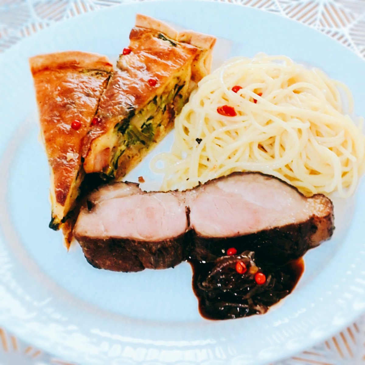 hashi_sh's tweet photo. Plate lunch.
休日のブランチ♪
冷蔵庫に色々半端に残ったものを片付け兼ねてランチプレート風に(^^)v
しまった!
サラダがなかった(笑)
#手作りごはん #ランチ #おひるごはん #homemadelunch #homemadedinner #lunch https://t.co/g9izsdSXsl