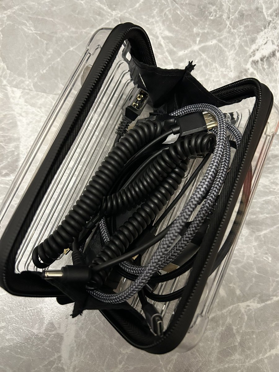 たまたま入ったお店に売っていた透明ポーチ！ケーブル入れを探していたのでちょうど良かった。強度も大きさも理想通り！