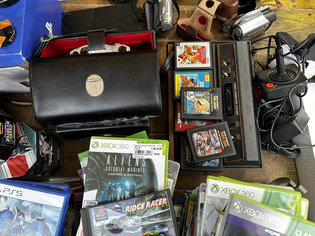 JoachimHesse's tweet image. Immer wenn ich an so einem #AtariVCS auf dem #Flohmarkt vorbeilaufe, erinnere ich mich, wie wir früher die #Module eingesteckt und blinkende Pixelhaufen über den Fernseher gelenkt haben. 🕹️👾 Jahre später haben die Leute Schuhkartons voller Spiele günstig verkauft. Lange her.