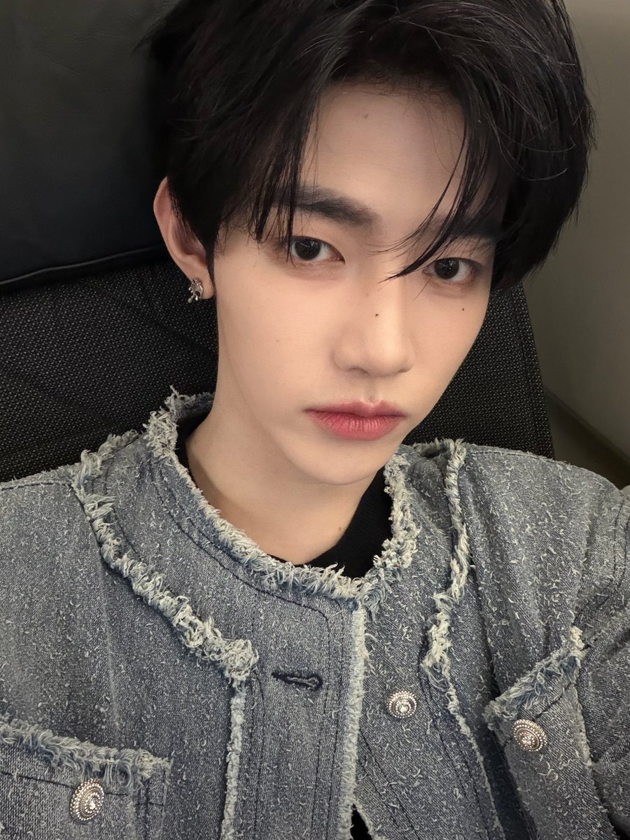 1Lcve7's tweet photo. 비행기에서도 코쪼하는 남자 어떤데
진짜 미모 말도 안된다 https://t.co/RnvWWGMbuv