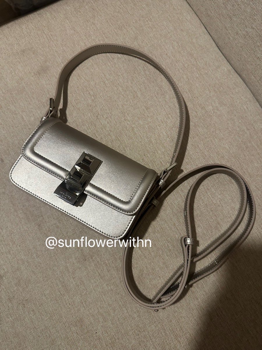 sunflowerwithn's tweet photo. ส่งต่อ metallic atreasure box ไซส์ s สภาพไม่มีตำหนิ
✅อุปกรณ์ครบ มีการ์ด ถุงผ้า กล่อง
ราคา 1,700 บาท รวมส่ง (จาก 2,750) #ส่งต่อatreasurebox #ส่งต่อกระเป๋ามือสอง #ส่งต่อกระเป๋ามือ2 #atreasurebox https://t.co/Pz8X4OW65a