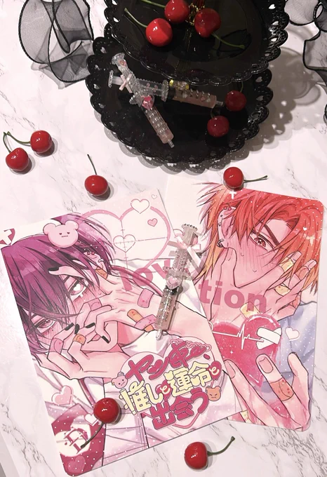 #J庭58 新刊「love potion」 おもて表紙ルイの瞳がキラキラ⋆˚⊹ 会場限定ノベルティ トレカ2枚セットとタイトルロゴステッカーです!全部ラメ入りで可愛く仕上がりました