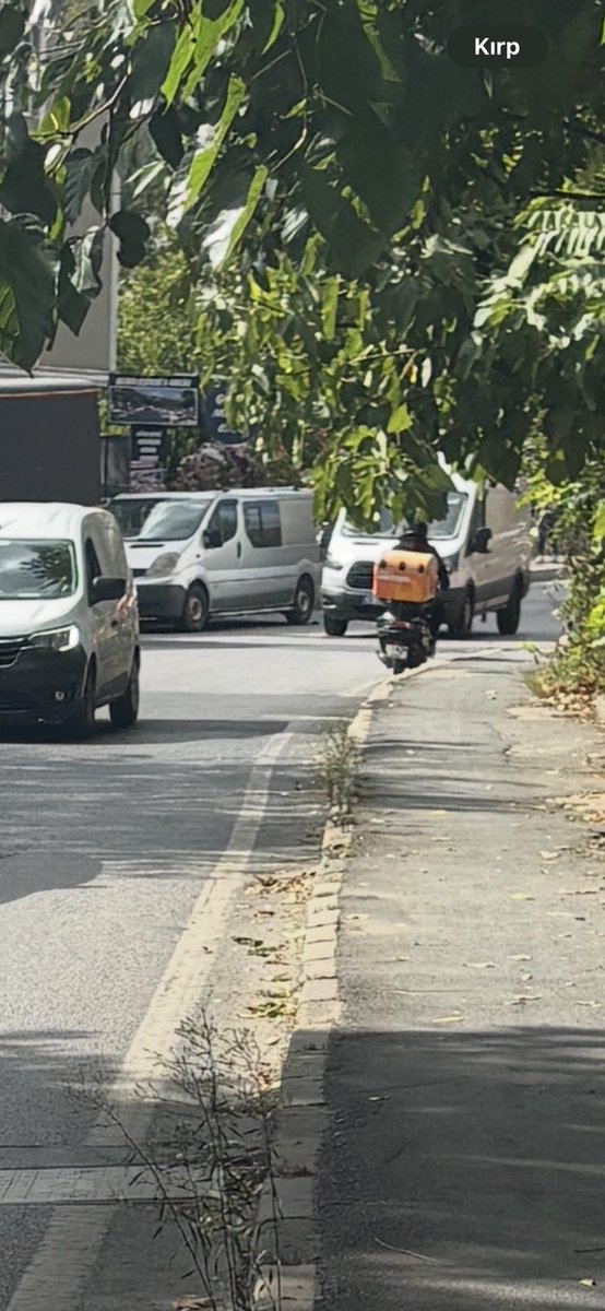 its_snn's tweet photo. Yine anadolu hisarı @Migros_Turkiye ve yine ters yola giren motorlu kuryeleri. Tüm beykoz halkı artık bıktı migros kuryelerinden. @istanbul_EGM lütfen bölgedeki kameraları geriye dönük inceleyin. Korkunç şeyler göreceksiniz. @Beykoz_Bld artık konuyu takip edin. https://t.co/xYzd89CA8f