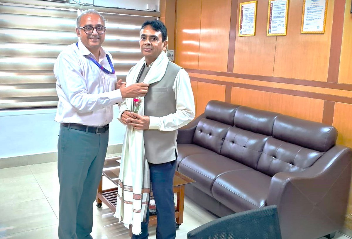 cwc_ro's tweet image. Shri Niraj Priyadershi, Director (Fin.), CWC visited CWC RO Kolkata on 26.09.2025 and reviewed the operational and financial performance of the region alongwith compliance of MTP points in Depo Darpan.
#CWC #Leadership #Teamwork #Finance #Kolkata