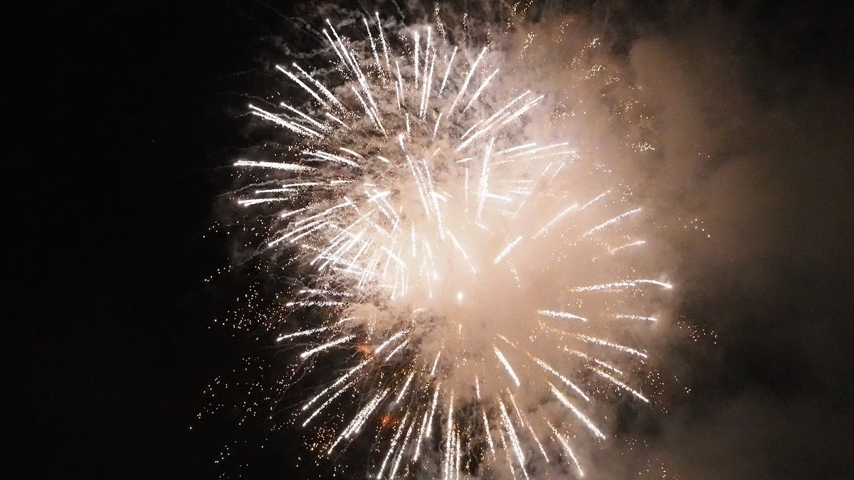 感化されたからこの当時に撮影した人吉の花火を
当日は小雨が降りつつ煙が滞留してました...それでもとても綺麗だったし煙込みで楽しむものと思ってる
この時はカメラを持ち始めてすぐだったから構図も下手でほとんどピントが合わない写真しか撮れなかった...
※今日の花火ではなく過去の花火です