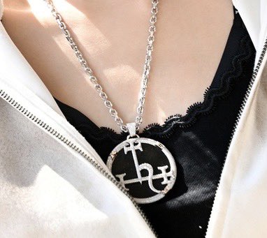 When I saw Giselle wearing “the Sigil of Lilith" pendant, I was suspicious of the pendant design &amp; thought she had a custom pendant made because the design only had 4 engraved letters and not enough for the name "L I L I T H" like the usual design!

AND IT'S TRUE 🥰 The pendant