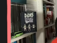 jmuraday's tweet photo. Qué 🔝 los cracks de @saberyempatar que han tenido el detallazo de darle un rinconcito en el 'palco de honor' de los libros de @lalibreta a los @100delBetis  
¡Gracias, compañeros! https://t.co/MpB3YXxomL