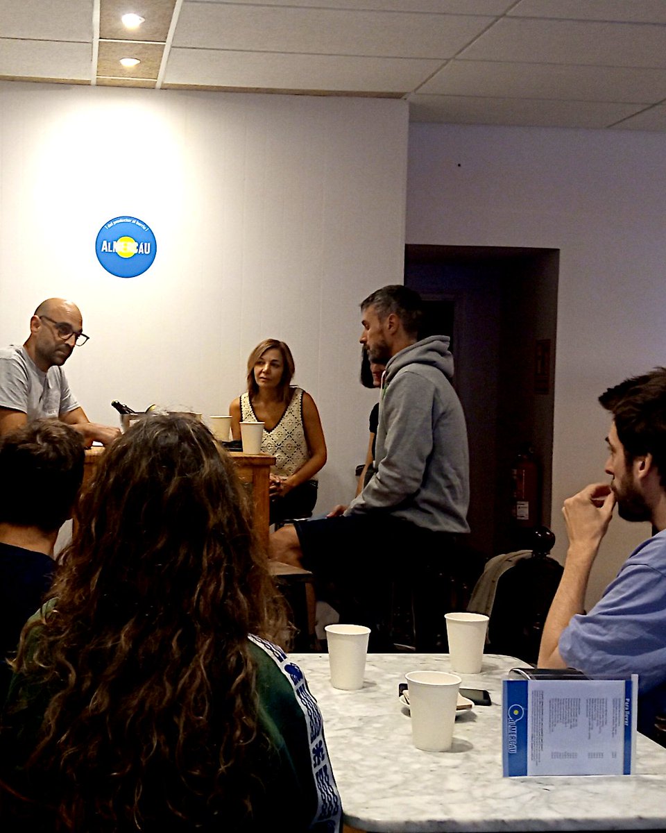 Otra forma de pasar el viernes: aprendiendo, conociendo gente y 🤔¿bebiendo cerveza? 

Sí, pero en chupitos, oliéndola, probándola caliente, comparándolas, comentándolas... Lo nunca visto. Hasta que acaba la cata y  pedimos 'una cerveza'. Vuelta a la normalidad pero con ésteres
