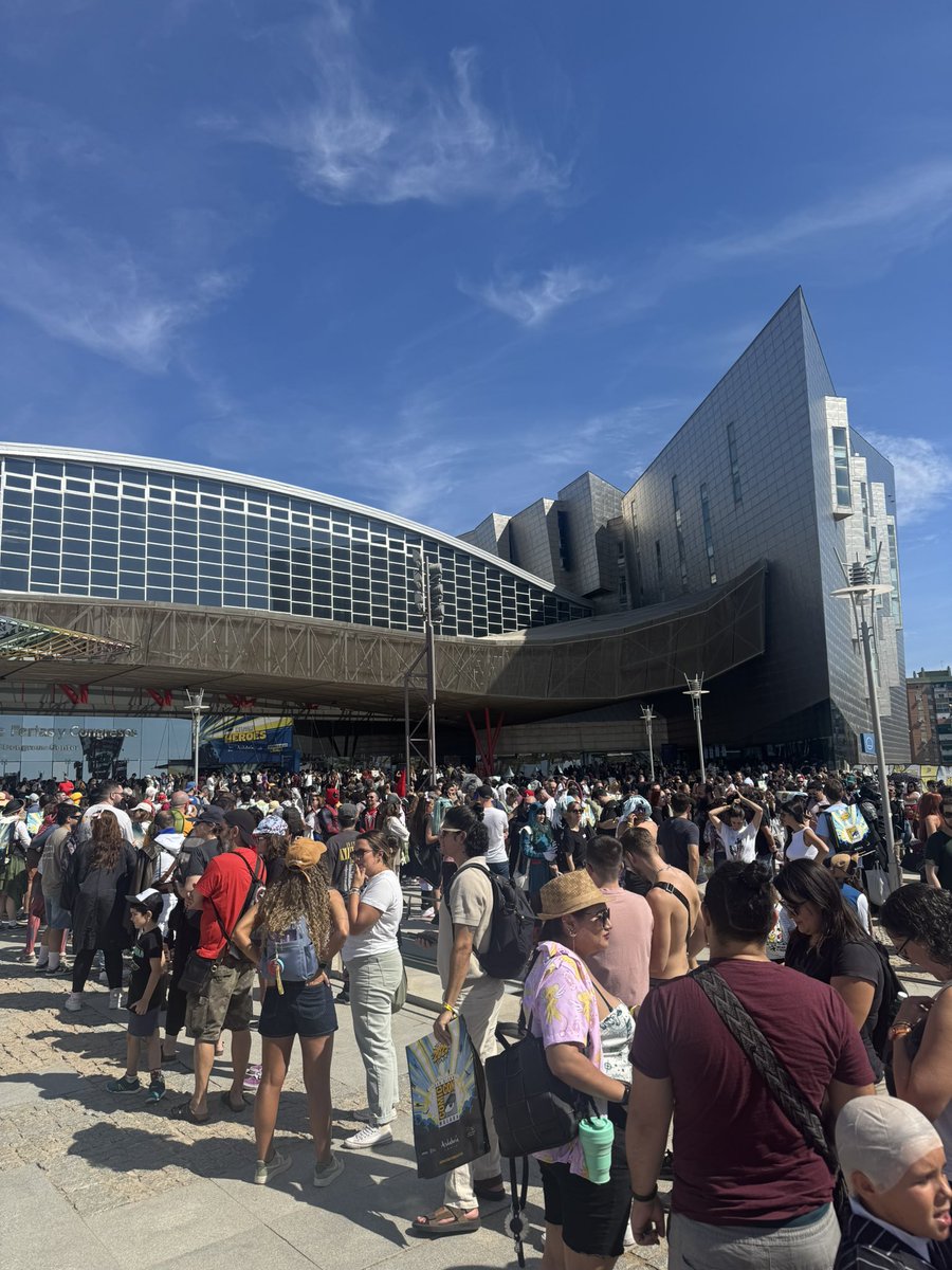 eleanorinthesky's tweet photo. La organización de la Comic Con en Málaga es el despropósito más grande que he visto. Entras al recinto, pero luego te dejan en una explanada al sol porque está el aforo completo, y lleva la gente aquí casi dos horas. #ComicCon https://t.co/LgNONOw3WQ
