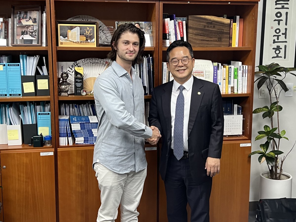 Yesterday, <a href="/BurntBanksy/">Burnt Banksy</a> had the great honour of being invited to the Korean National Assembly to meet Byung-deok Min - member of the National Policy Committee, a Democratic Party lawmaker, and a leader in driving rapid blockchain adoption in Korea

어제 <a href="/BurntBanksy/">Burnt Banksy</a>는 대한민국
