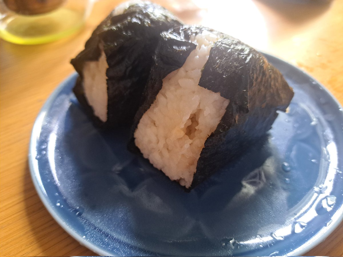お昼はおにぎり🍙
しっとりした海苔も
美味しい😋🎶

#おうちごはん
#四毒抜き