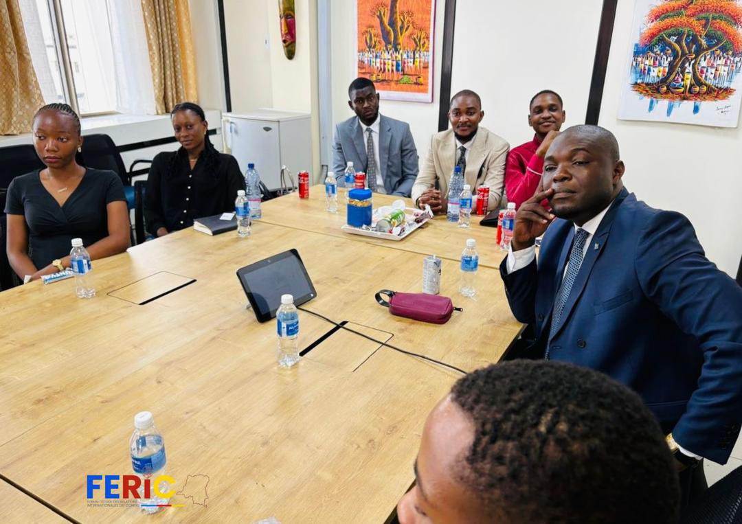 Fericofficiel's tweet photo. #ÉchangeDiplomatique | Le Forum d’Etude des Relations Internationales du Congo a été reçu par le Représentant Résident du @IMFNews en RDC 🇨🇩, Monsieur René TAPSOBA @retapsoba 

#Diplomatie #CoopérationAuDéveloppement
#RelationsInternationales #FMI #DéveloppementRDC https://t.co/SWbyYFEDQw