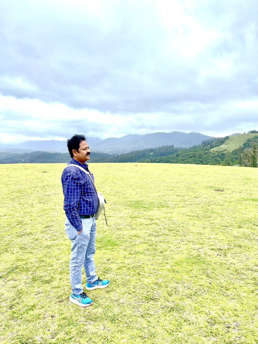 "मैं बीते समय का यायावर 
बस राहों में सुख पाता हूँ!"
*
"शिशिर को बस्ती बाँध न पायी
चैन मिला वीराने में 
क्यों न सहरा सहरा भटके
जिसे लुभाए जंगल सारा।"

~शिशिर सोमवंशी
<a href="/Shishir_Som/">Shishir Som</a> 
#यायावरी
#Siyaahat #Shair 
#विश्व_पर्यटन_दिवस
#WorldTourismDay