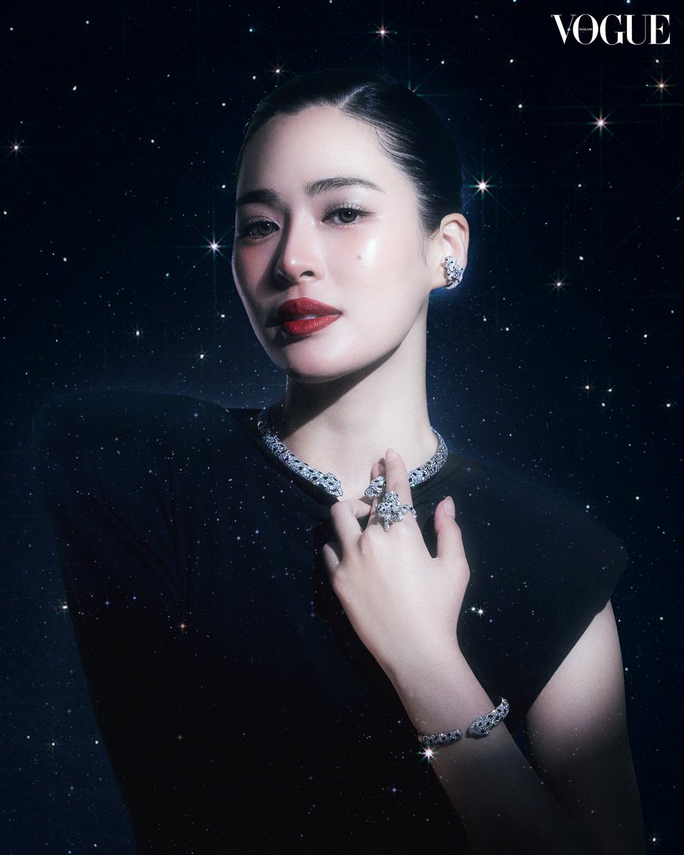 Vogue Thailand (@voguethailand) on Twitter photo #VogueMore ‘หลิงหลิง-ศิริลักษณ์ คอง’ <a href="/linglingkwong/">linglingkwong</a> หนึ่งในนักแสดงสาวดาวรุ่งระดับโลก ร่วมถ่ายทอดความสง่างามของเหล่าจิวเลรีชิ้นไอคอนิกของเมซง Cartier @cartier แบรนด์จิวเวลรีชั้นสูงสัญชาติฝรั่งเศส ที่มีอายุยาวนานกว่า 178 ปี ในแฟชั่นเซ็ตออนไลน์ล่าสุดของโว้กประเทศไทย #VogueMore ‘หลิงหลิง-ศิริลักษณ์ คอง’ <a href="/linglingkwong/">linglingkwong</a> หนึ่งในนักแสดงสาวดาวรุ่งระดับโลก ร่วมถ่ายทอดความสง่างามของเหล่าจิวเลรีชิ้นไอคอนิกของเมซง Cartier @cartier แบรนด์จิวเวลรีชั้นสูงสัญชาติฝรั่งเศส ที่มีอายุยาวนานกว่า 178 ปี ในแฟชั่นเซ็ตออนไลน์ล่าสุดของโว้กประเทศไทย