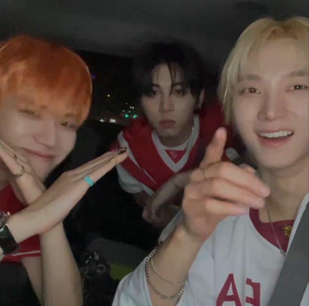 🐻:그니까… 제가 만약에 아이돌이 아니엇다며는.. 
대학교를 다니고 있었을 수도 있자나여
 
형님들 반응 👇