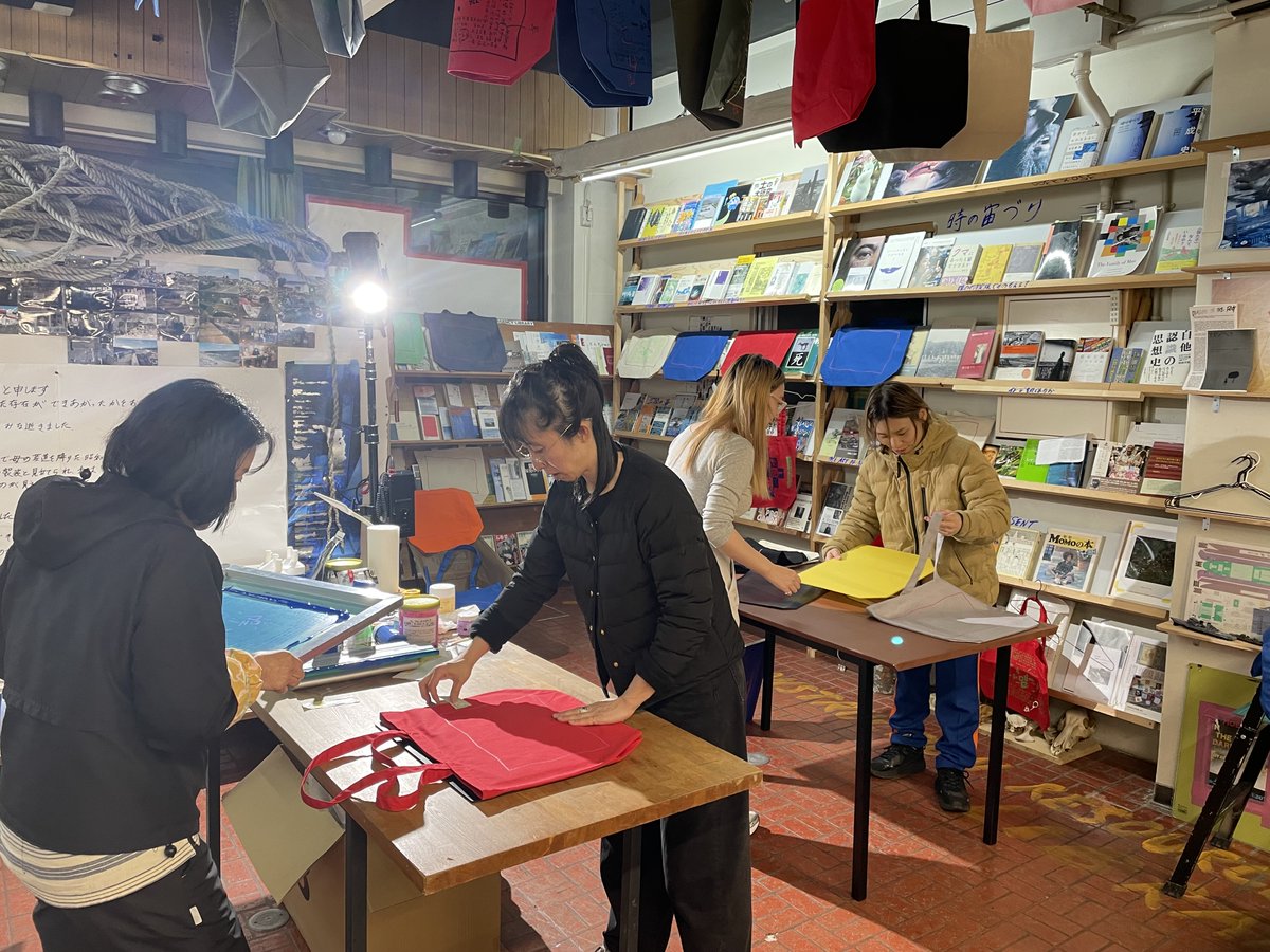 東北朝鮮学校の子どもたちと共同でトートバッグを作りました。店頭で販売しています。
生地＋2種類のモチーフ（詩と版画）＋デザイン＋インクの組み合わせがいろいろあります。写真家の志賀理江子さんのアトリエで一つ一つ手作業でつくっています。たっぷり本が入る丈夫なつくりです。