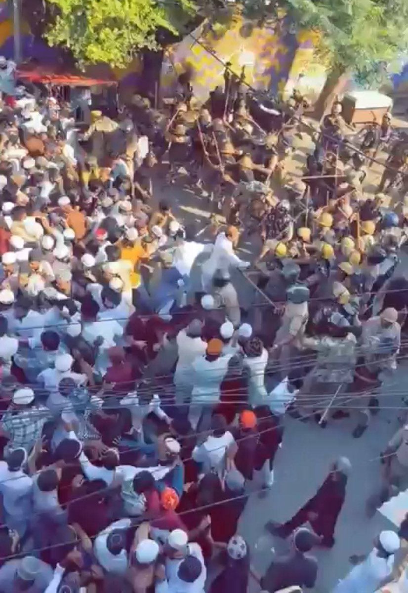 _shaikh_irfan_'s tweet image. कानून भी वही,
सरकार भी वही,
पुलिस भी वही लेकिन....

बरेली Vs फतेहपुर..... #ILoveMuhammad