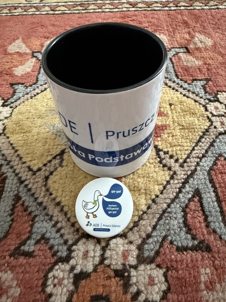 ciftcihasan's tweet photo. Wczoraj, z okazji Międzynarodowego Dnia Języków Obcych, uczestniczyłem w warsztatach z języka tureckiego w Szkole Podstawowej Akademii Dobrej Edukacji w Pruszczu Gdańskim. Dzieci z zaangażowaniem pytały o Turcję i języki, co wzbogaciło przebieg spotkania. Z rąk dyrekcji otrzymałem podziękowanie za udział w wydarzeniu. Składam wyrazy wdzięczności społeczności szkolnej za zaproszenie i serdeczne przyjęcie! 🇵🇱🇹🇷 

Dün, Uluslararası Yabancı Diller Günü dolayısıyla, Pruszcz Gdański'deki Akademia Dobrej Edukacji İlkokulu'nda Türkçe dil etkinliğine davet edildim. Çocuklar Türkiye ve diller hakkında derin bir merak göstererek buluşmaya değer kattı. Okul müdürlüğünden, katıldığım için teşekkür belgesi aldım. Davetleri için okul topluluğuna teşekkürlerimi sunarım!🇵🇱🇹🇷 #UluslararasıDillerGünü #AkademiaDobrejEdukacji