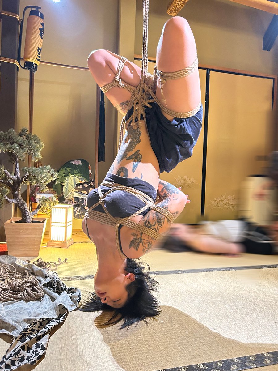 solitude_mnm's tweet photo. 幻想縄のサロンに初参加して来ました🫶🏼

一縛目 @maznawa_bd さん

#幻想縄 #緊縛 https://t.co/buuQKfENKm