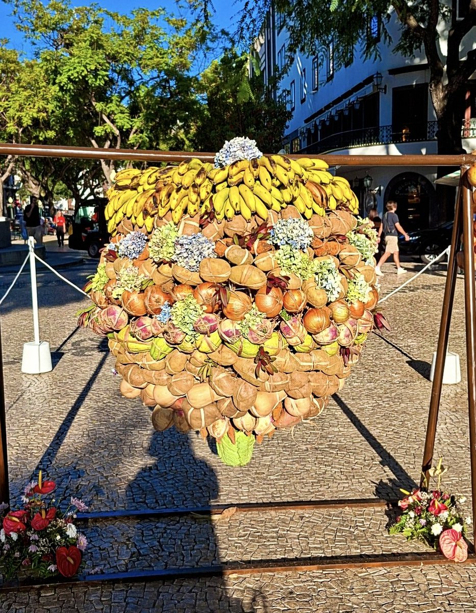 Happy weekend!,🥳
#Funchal street decor. 😁🍌🧅🥬🥔
#MadeiraIslands🏝