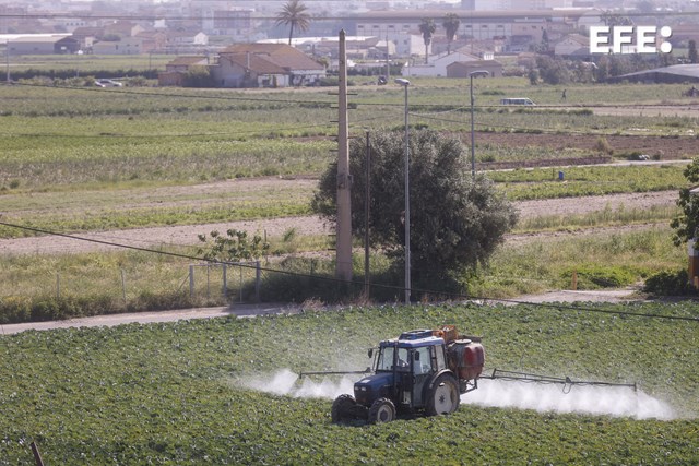 euroefe's tweet photo. Las exportaciones de pesticidas tóxicos desde la UE se han duplicado desde 2018, según un informe,

🔗 https://t.co/IidyvHywGt https://t.co/f0Uoq3A1MT