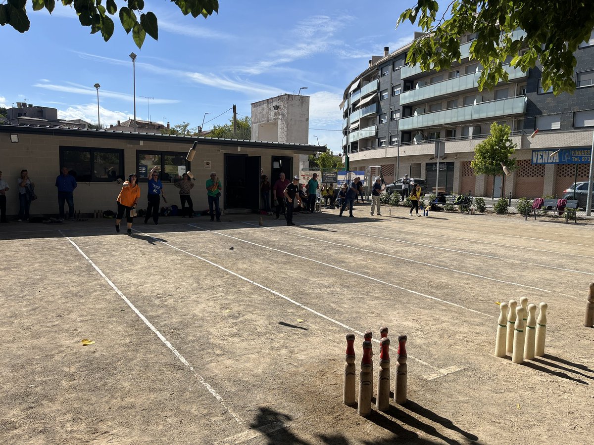 ✅ #Tàrrega inaugura les noves pistes de bitlles, amb un nou local amb oficina, sala de material i bany

👏 El Club de Bitlles Tàrrega acumula diversos èxits els últims anys i treballa per mantenir la tradició

🎳 Avui s'ha disputat un amistós i l'han visitat les autoritats