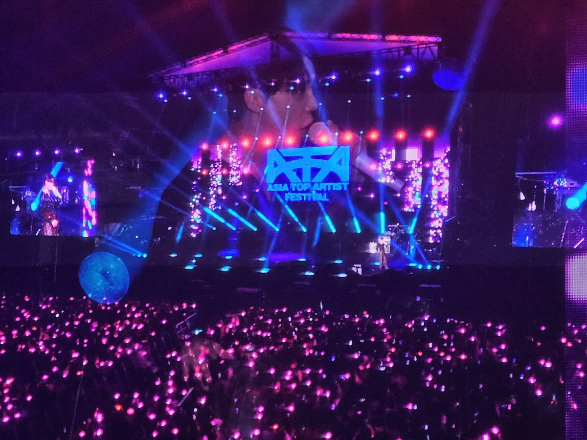 전광판 속 핑크물결🩷