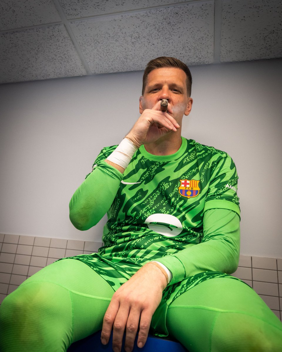 🚨 Hansi Flick: "When we look at the second half of last season, we see that we won almost every match with Szczęsny. We also won 3 titles with him. He's a great goalkeeper, a great person, and I have no doubts about him.