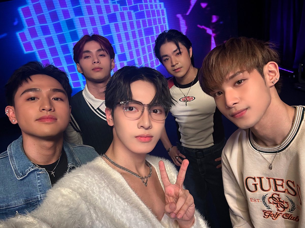 THANK YOU, VIBE TV! 💜✨

Vixies, sobrang saya ng VIBE TV performance kanina! 💃🕺 Naenjoy niyo ba? 🥰 

Let’s keep the energy alive— keep voting for our songs on VIBE and keep streaming them daily para kasama lagi ang VXON sa inyong everyday soundtrack! 🎶🔥

🎧 Listen to 'Dapat