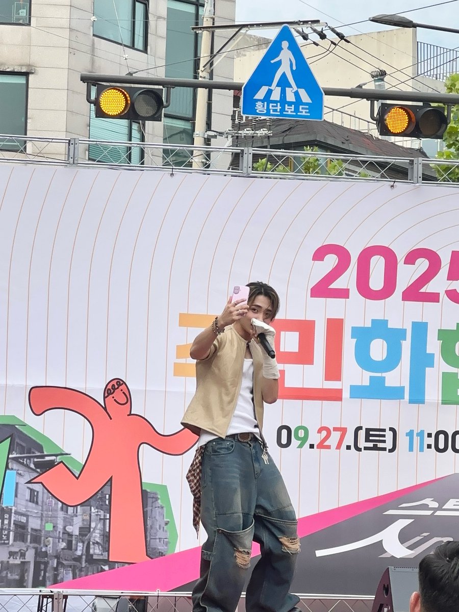 BXB_twt's tweet photo. 노래가 다 재밌음…🫢
역시 현우👀 진행을 잘해

#BXB #비엑스비 #JIHUN #지훈 https://t.co/93crqY7zXS