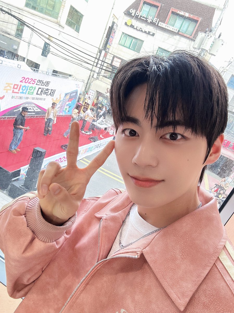 BXB_twt's tweet photo. 노래가 다 재밌음…🫢
역시 현우👀 진행을 잘해

#BXB #비엑스비 #JIHUN #지훈 https://t.co/93crqY7zXS