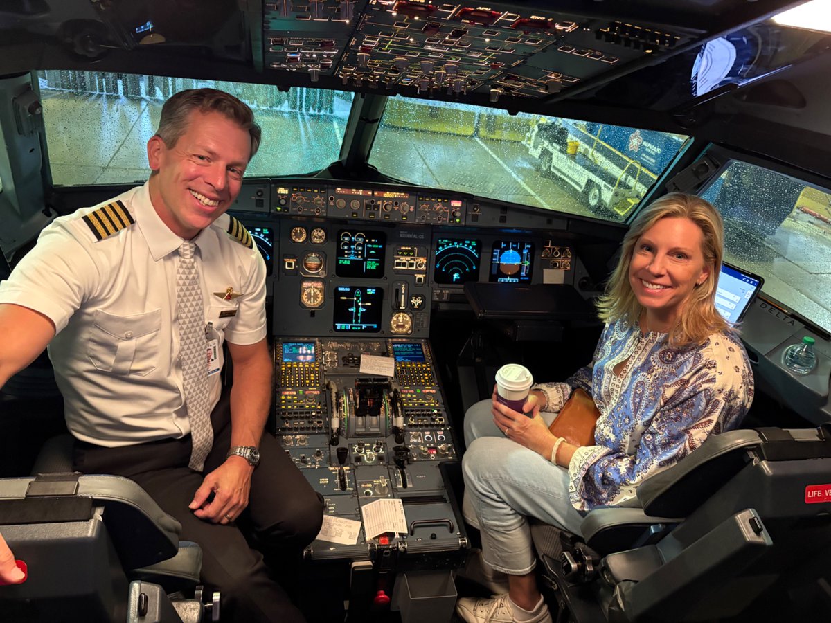 JacquiJerasTV's tweet image. It’s not everyday you have such a handsome and talented pilot at the controls. I’ve only flown with Mike a handful of times. Hope it’s a good landing!! 😉#husband #pilot #flydelta