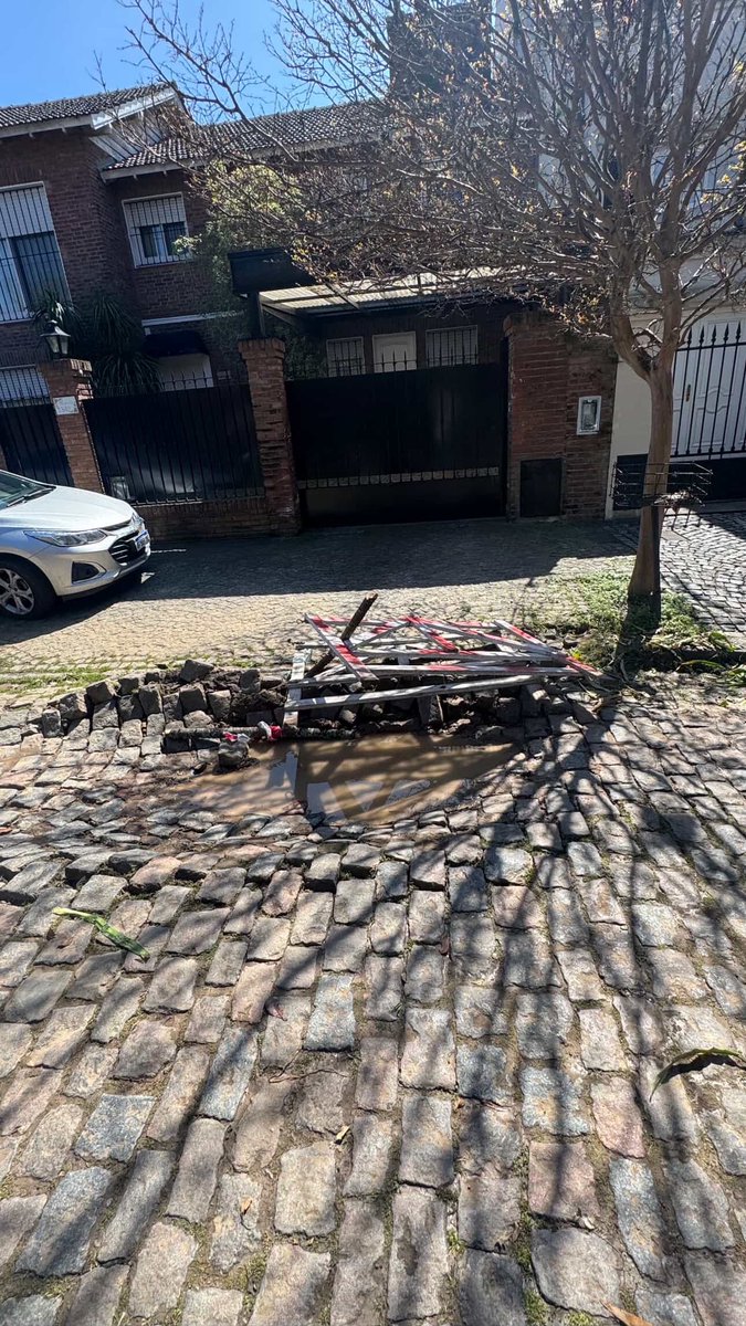 DeMariaMarina's tweet photo. @SanIsidroGob hace meses que el vecino reclama pozo enfrente de su casa. No puede sacar el auto. Entrada inhabilitada de su vivienda! Y no hacen nada!! Todos los impuestos y reclamos hechos correctamente. Próx pasó ACCIONES LEGALES POR INCUMPLIMIENTO DE DEBERES FUNCIONALES. https://t.co/lniT1t9pa0