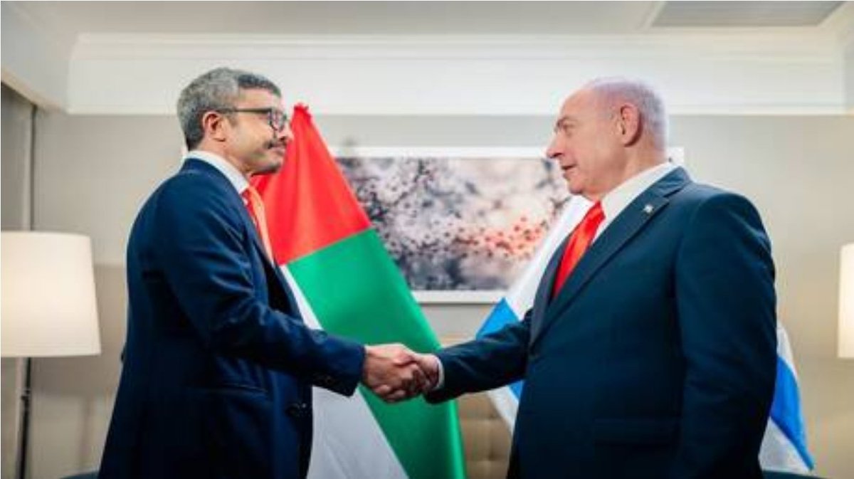 " بقي وفدها أثناء كلمة نتنياهو ثم إلتقوا به " .
قرقاش يصف اللقاء الإماراتي-الإسرائيلي في نيويورك بـ"الخطوة الشجاعة" 
+
وصف المستشار الدبلوماسي لرئيس الإمارات أنور قرقاش اجتماع نائب رئيس مجلس الوزراء عبد الله بن زايد آل نهيان، مع رئيس الوزراء الإسرائيلي بنيامين #نتنياهو في نيويورك