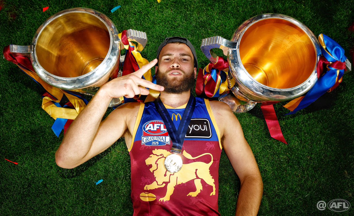 MichaelCWillson's tweet photo. 1 Lion, 2 Cups 😆 #AFLGF https://t.co/3tolKFqOBF