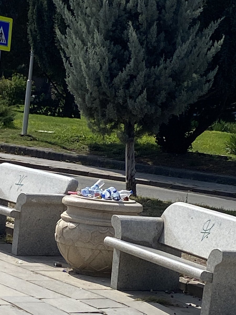 27 Eylül 13:00 da TBMM önündeki banklar.
Bu mu belediyecilik anlayışınız ?<a href="/mansuryavas06/">Mansur Yavaş</a> <a href="/ankarabbld/">Ankara Büyükşehir</a>