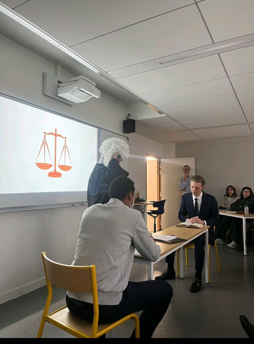 📲 Le master 128 innove encore et toujours ! Hier, nos étudiant.e.s ont invité le théâtre à l'Université Paris Dauphine en proposant de courtes pièces écrites afin de théatraliser un exposé relatant l'histoire croisée du management et de l'informatique : lnkd.in/eNvmZTAK