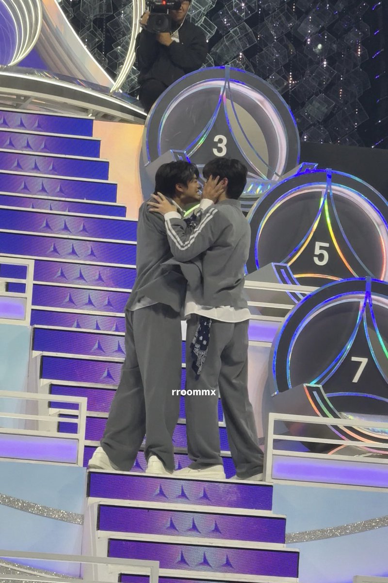 “I don’t know why leo hyung only get 900 points.” - Sanghyeon

" I was really happy to see so much praise for Sihwan and Inhu but at the same time, I was a bit disappointed that there wasn't much positive feedback for Sanghyeon." - Leo

My Churioz🥺🥺