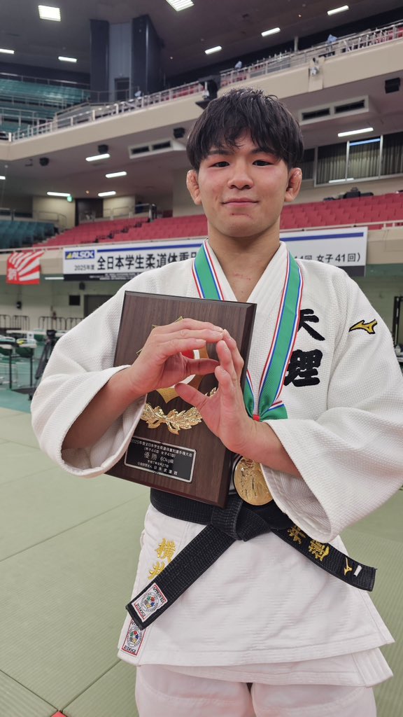 fujijudo_online's tweet photo. 全日本学生柔道体重別選手権🥋
男子60kg級
🥇横井蓮(天理大2年)
🥈宮部真臣(國學院大4年)
🥉吉田壮汰(帝京平成大1年)
🥉永田大和(筑波大4年)

自身初の全国タイトルを手にした #横井蓮 選手👏
試合終わり穴井監督は「天理の3番手！だけど今日は1番かな」と笑顔😊
一番手になれるように頑張りたい👊 https://t.co/jF7rJrt5Gs