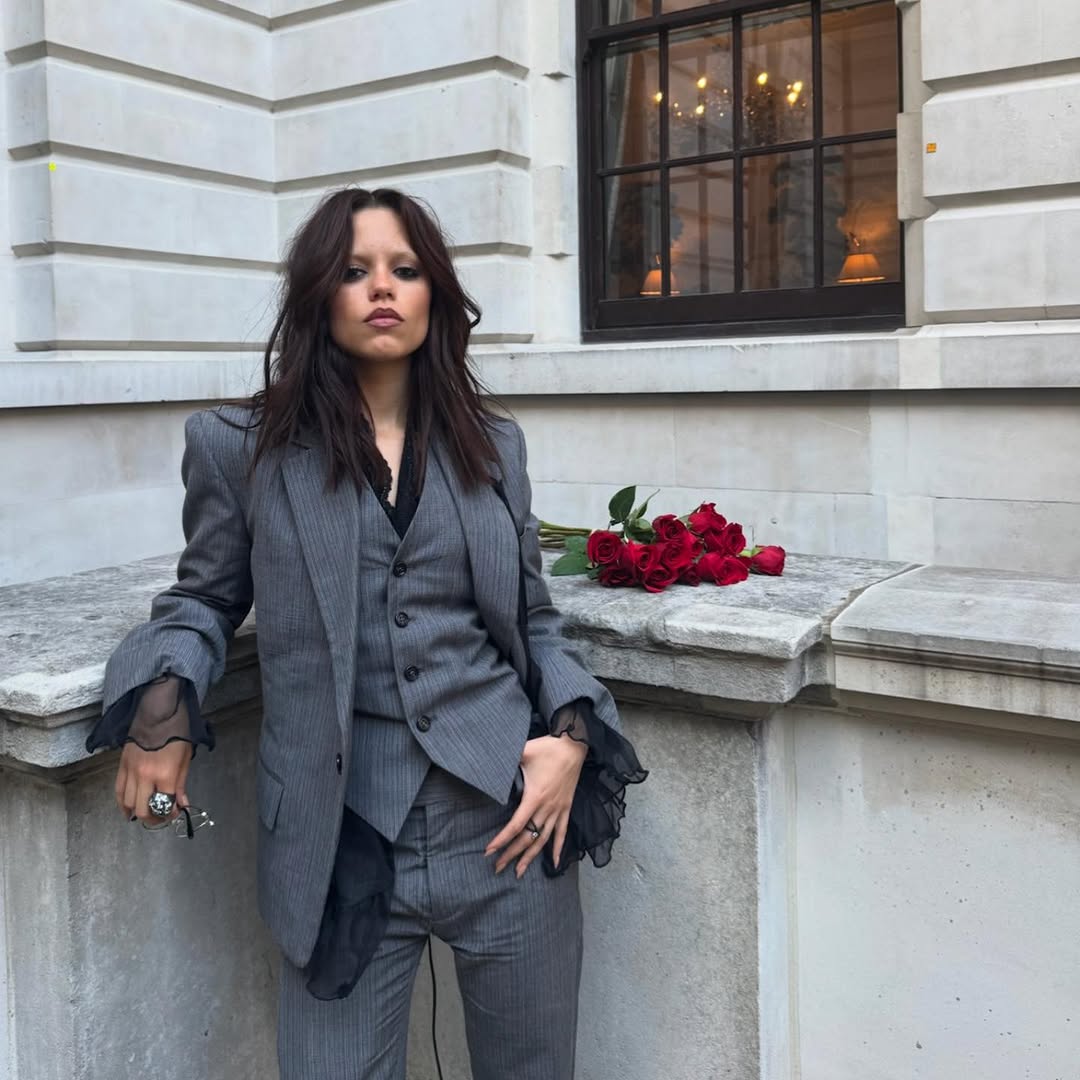 NetflixES's tweet photo. En su caso es una vuelta a la luna. Feliz cumple a Jenna Ortega 🖤🕸️ https://t.co/QQGA1T9Rse