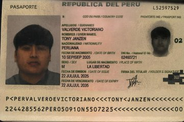 FUNDIDOSxMILEI's tweet photo. 🚨 ALERTA: ESTE es Pequeño J 🚨

 La justicia emitió el pedido de captura nacional e internacional de “Pequeño J” cuyo nombre real es Victoriano Valverde Tony Janzen. 

Joven peruano señalado como el líder narco que ordenó el triple femicidio de las tres jóvenes de La Matanza, Brenda del Castillo (20), Morena Verdi (20) y Lara Gutiérrez (15).
La investigación se intensifica en torno a su rol en el asesinato de Brenda, Morena y Lara y su vinculación con redes narco locales.

#BuenSabado #Justicia #FlorencioVarela #PequeñoJ #TripleCrimen #Narcos #Identificado Pequeño J Apple iPhone Florencio Varela Lara Milo J INDEC 

#MileiDestruyeArgentina #LoPeorNoPaso #ElPeorGobiernoDeLaHistoria #MileiDestruyeArgentina #LoPeorNoPaso #CristinaEsInocente #ArgentinaConCristina #CristinaLibre #ElPeorGobiernoDeLaHistoria #RENUNCIAMILEI #MileiEstafador #KarinaMileiCoimera #KarinaEsAltaCoimera #KariDeposito #FentaniloMortal #MileiAsesino #MileiMata #SpagnuoloEsMilei #LaDesregulacionMata #SturzeneggerMata #Jubilados #MileiDestruyeArgentina #FueraMilei #AndateMilei #MileiVendePatria #MileiBuitre #RenunciaBullrichAsesina #BullrichAsesina #RepresionSalvaje #MileiRenunciaYa #LaGranEstafa #JuicioPoliticoAMileiYa #ElPeorPresidenteDeLaHistoria #MileiEsUnaEstafa #MileiMata #lasvalijasdemilei #CristinaEsInocente #ArgentinaConCristina #CristinaLibre