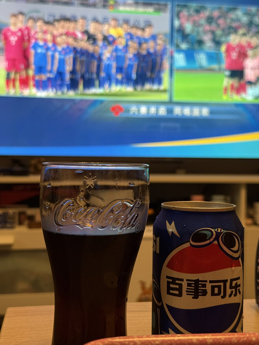 用可口可乐杯子喝百事可乐😃