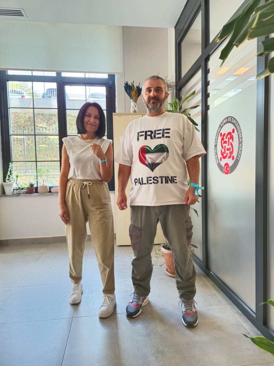 IbukAhmet's tweet photo. @erbasevgi Saygıdeğer sevgili bi okadarda kıymetli canım Ablam 🌹 günümüzde her önünde fermuarı olan adam zannedildiği madamları ! senin kadar cesaretli 💪 merhamet sahibi olmadıkları gibi 
Herkesin vicdanlı insan sahibi olamı'ya cağını aşikare 👊 ✊💪 resmen göstermiş tirsin " 🇵🇸💦🇹🇷🛳️🍉💪 https://t.co/bMiw3gnTsw