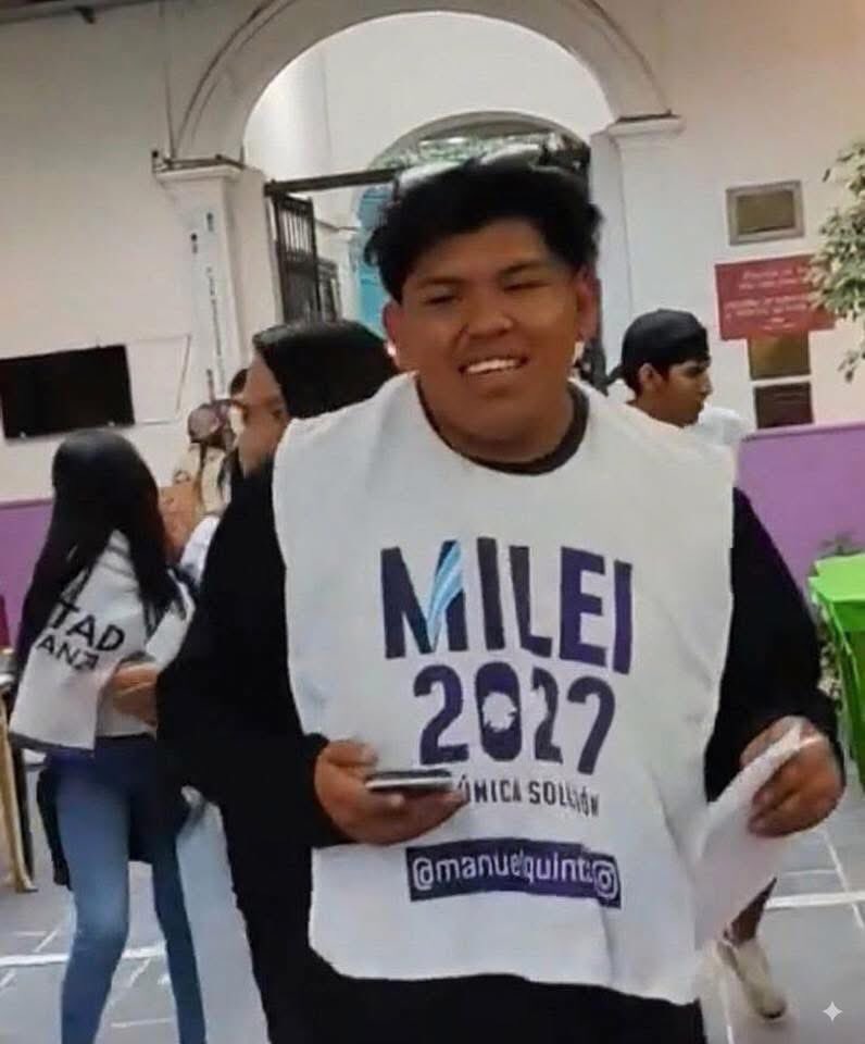 lariojainforma1's tweet image. TONY JANZEN VALVERDE VICTORIANO alias PEQUEÑO JOTA, tiene 21 años, nac. Peruana, está #PROFUGO por el asesinato de Brenda del Castillo, Morena Verdi y Lara Morena Gutiérrez, en Florencio Varela, Buenos Aires. Si lo ven avisar #Urgente al ☎️ 911

#LaMatanza #BuenosAires #PequeñoJ
