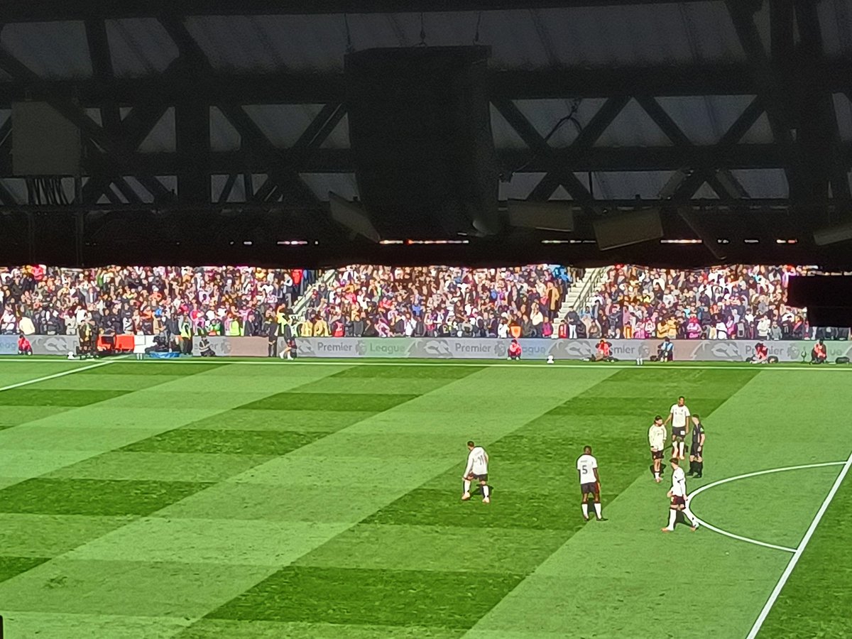 Malaise (?) d'un supporter de Crystal Palace, le match de Liverpool est suspendu pour permettre au service d'urgence d'intervenir