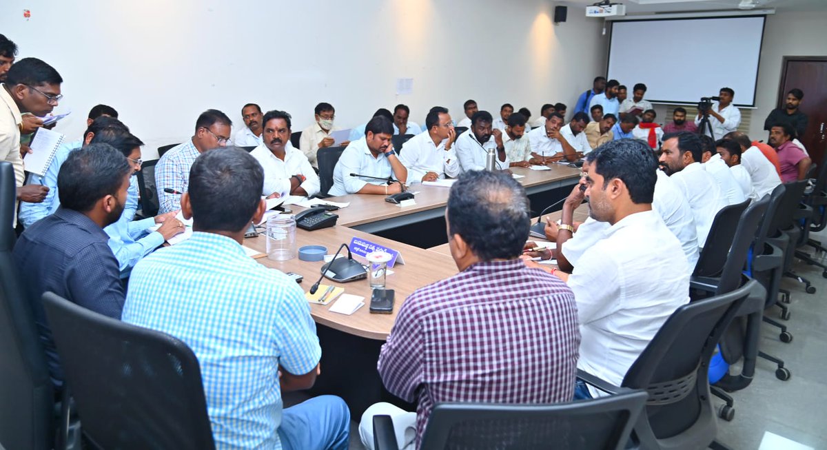 *పారదర్శకంగా స్థానిక సంస్థల ఎన్నికల రిజర్వేషన్లు ఖరారు*

ప్రభుత్వ ఉత్తర్వుల మేరకు శనివారం జగిత్యాల జిల్లా కలెక్టర్ బి. సత్యప్రసాద్ ఆధ్వర్యంలో పలు రాజకీయ పార్టీల  ప్రతినిధుల సమక్షములో కలెక్టర్ కార్యాలయములో స్థానిక సంస్థల ఎన్నికల ప్రక్రియలో భాగంగా జడ్పీటీసీ, ఎంపీటీసీ, ఎంపీపీ.