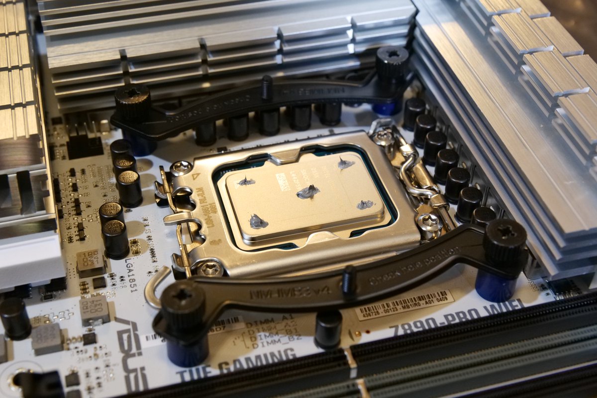 mercvrivs2's tweet photo. 静音PCを目指すなら水冷CPUクーラーなんでしょうが、メンテナンスが面倒なので、やはりほったらかしにできる空冷でいきます。空冷CPUクーラーはちょっぴり贅沢して静音に定評のある #Nocture にしました。クーラーが載ったので、あとは明日(*´ω`*) https://t.co/IniMVQy7wy