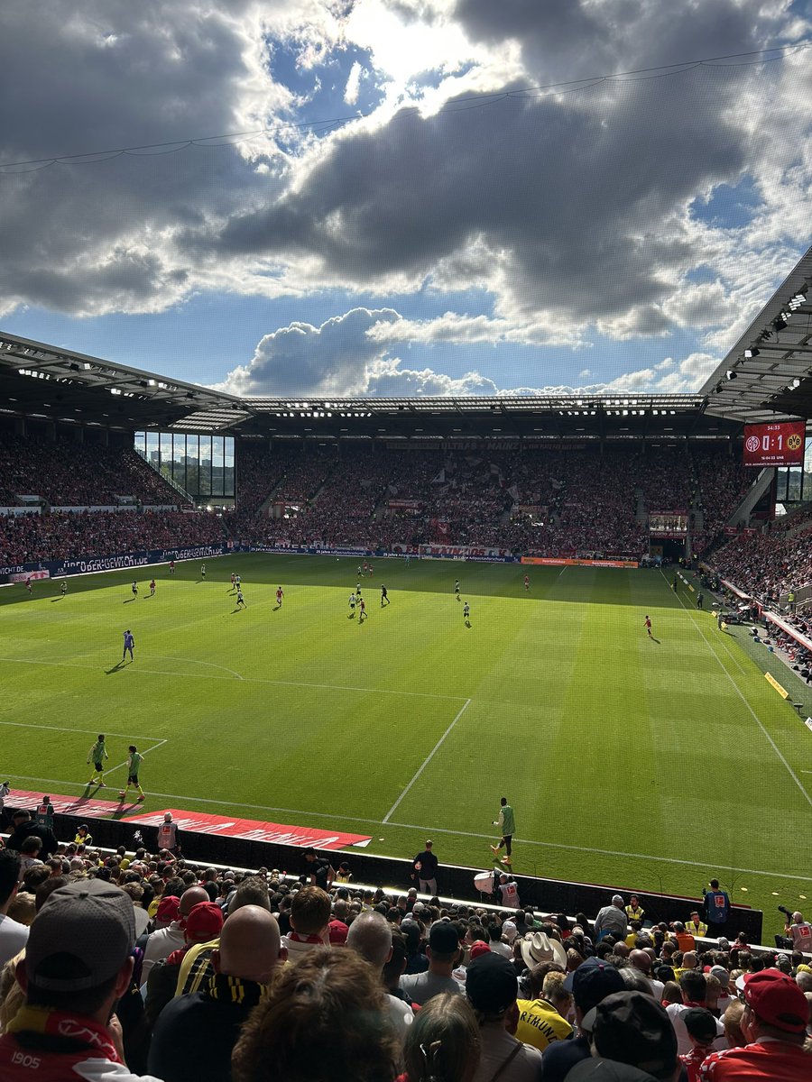 TH07570910's tweet photo. Dnešní @DestinaceFotbal. Moc díky za lístky 🔴⚪️ https://t.co/4ea2kvvpXD
