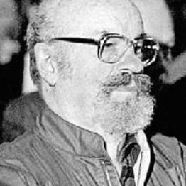 Guda Zibila, Francoren diktadura, trantsizioa eta demokrazia bizi eta sufritu izan zituen Joseba Elosegik. 
Garai guzti haietan emandako borrokaren adibidea , Eusko Gudarien eredu nabarmenena dela esango nuke.
Eusko Gudariak!✌️✌️