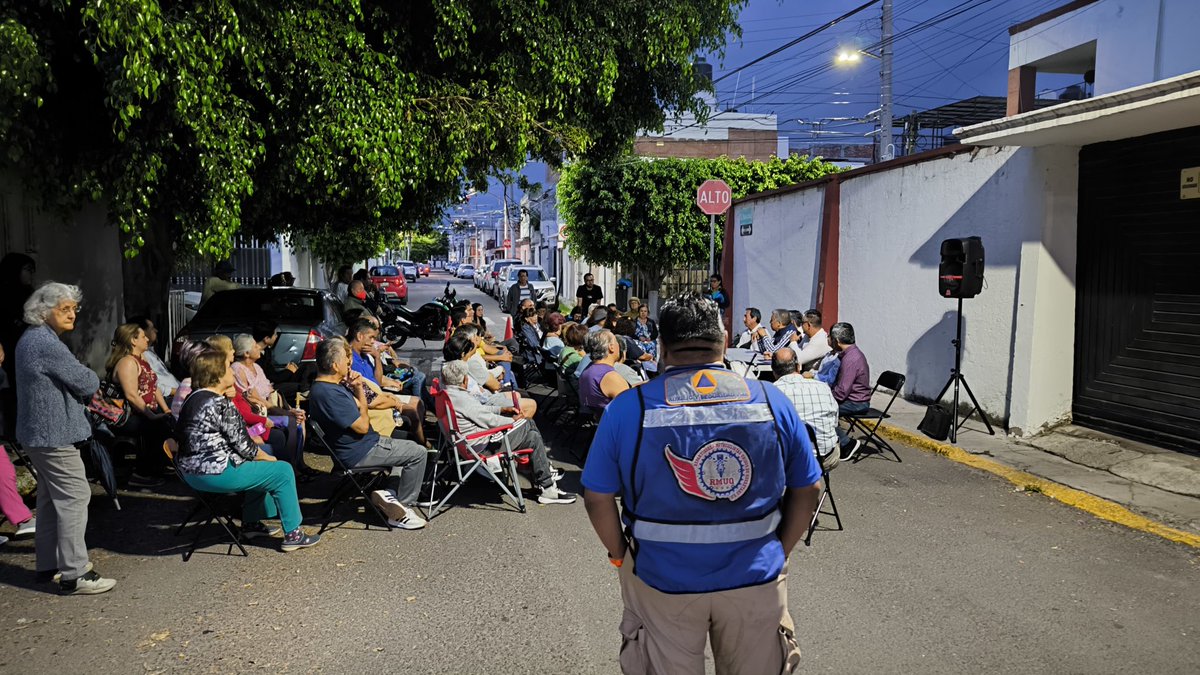 rmuqqrosc's tweet photo. Brindamos acciones en material de Vialidad y Seguridad Vial a reunión vecinal de la colonia panamericano https://t.co/z52ebVri9c